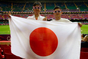 Fans de Japón con su bandera y anteojos de moda en las Olimpiadas de Londres 2012