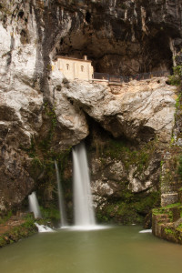 La Santa Cueva de Covadonga y su cascada, España