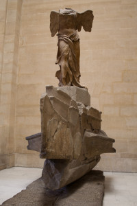 La Niké o Victoria Alada de Samotracia, en el Museo del Louvre en París, Francia.