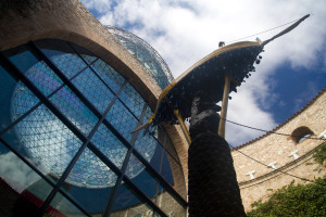 Patio y cúpula geodésica del Teatro-Museo Dalí en Figueres, España