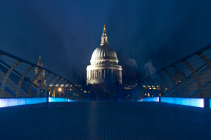 La Catedral de St. Paul's desde el Millenium Bridge de noche, Londres, Inglaterra