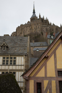 Abadía del Mont-Saint-Michel y casas tradicionales, Normandía, Francia