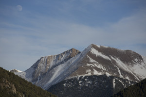 Montaña nevada y luna al atardecer, Arinsal, Andorra