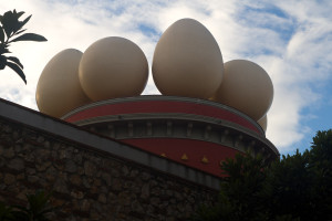 Huevos en el las torres del Teatro-Museo Dalí, Figueras, España