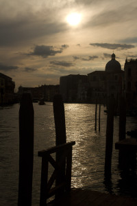Siluetas en el Gran Canal de Venecia, Italia