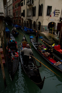 Atasco de góndolas en un canal de Venecia, Italia