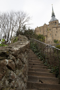 Escalera hacia la iglesia de la abadía del Mont-Saint-Michel, Normandía, Francia