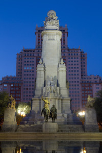 Monumento a Cervantes en la Plaza de España de noche, Madrid, España