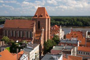 Panorámica de la catedral y la ciudad de Toruń, Polonia