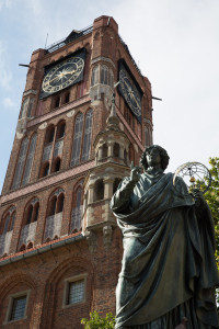 Estatua de Copérnico y torre del antiguo ayuntamiento de Toruń, Polonia