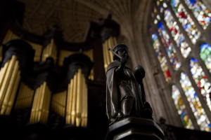 Órgano y estatua de Enrique VI en el coro de la capilla de King's College, Cambridge, Inglaterra