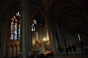 Martes 4 — Hermosos vitrales decoran la nave de la catedral de Orleans.