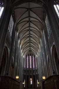 Sábado 8 — Vista general del interior de la catedral.